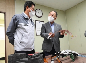 홍남기 "9월 수출 7개월만에 플러스 전환 기대" - 뉴스 썸네일 이미지