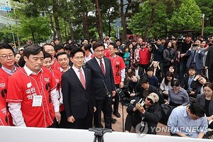 <b>김문수</b> "해수부 <b>부산</b> 이전은 검토해봐야…우선순위는 산은"