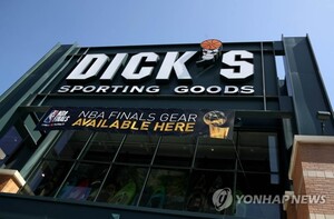 딕스 스포팅 굿즈, 풋락커 24억달러에 인수…
