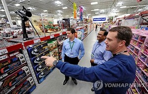 월마트, CEO 은퇴 소식에 프리마켓서 주가 2%↓