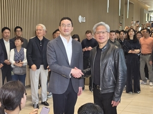 젠슨 황 "AI 인프라 아직 작아…주식시장 할인 땐 매수 기회"(상보)