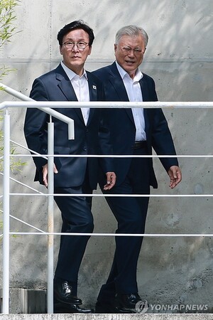 <b>김민석</b>, <b>문재인</b> 전 대통령 <b>예방</b>…文 "당내 화합 위해 노력해 달라"